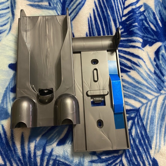 Dyson - Picture 2 of 6